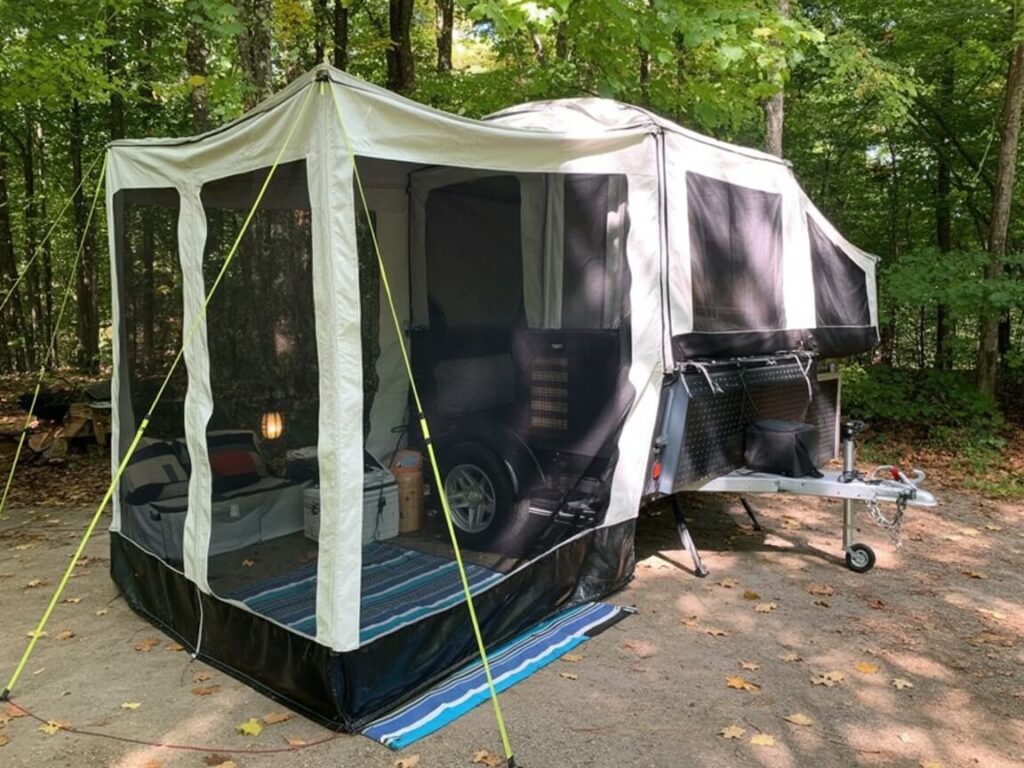 Screened-in room attached to a pop-up camper
